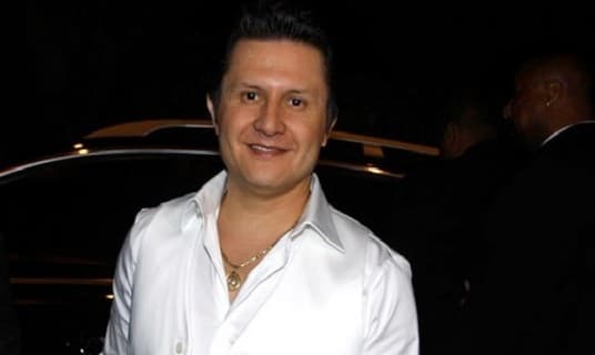 Cantor sertanejo, Giovani viaja de férias e não comparece ao velório do pai