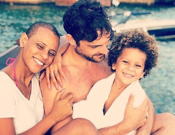 Igor Rickli posa com a família e chama a atenção na web