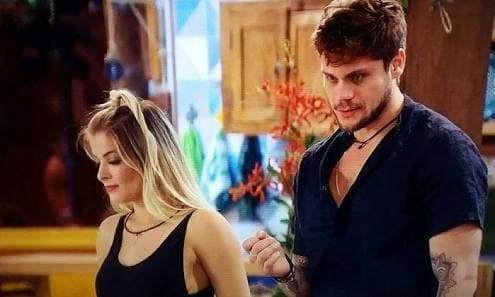 BBB18: Após dar beijo em Ana Clara, Breno dispara sobre Jaqueline: " Não estou a fim, senão já teria pego"