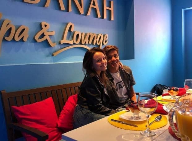 Larissa Manoela comemora um mês de namoro e se declara para namorado: "Te amo"