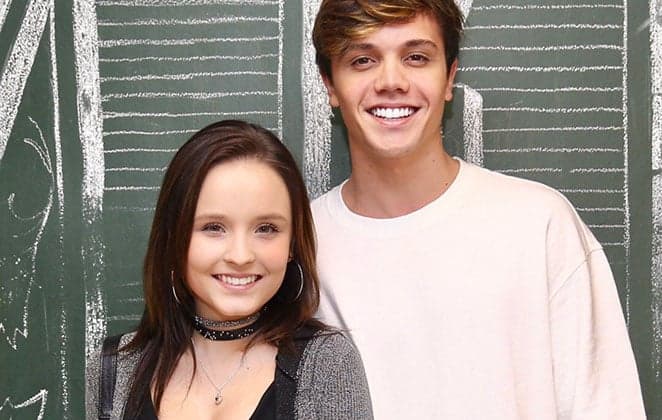 Larissa Manoela comemora dois meses de namoro com Léo Cidade e se declara