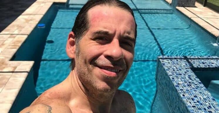 Leandro Hassum fica só de cueca em foto na web e faz piada com detalhe