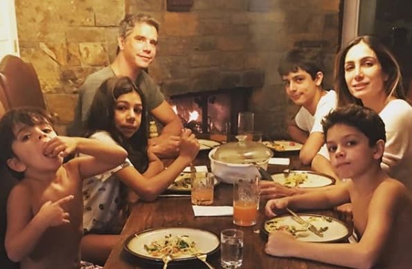 Márcio Garcia impressiona ao mostrar momento íntimo com a mulher e os filhos: "Reta final das férias"