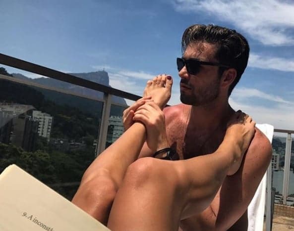 Sérgio Marone surge sem camisa e fazendo massagem nos pés da namorada nas redes sociais