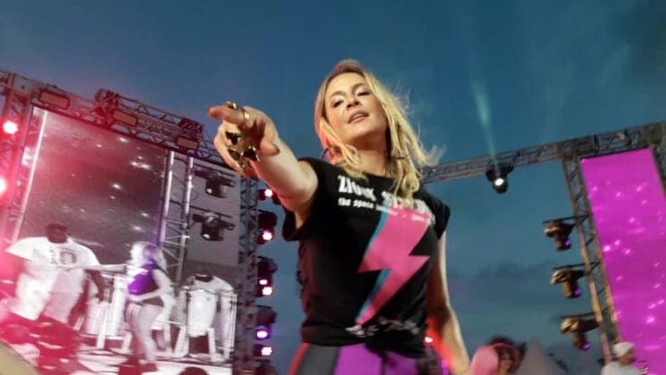 Assim como Anitta, Claudia Leitte troca salto por tênis nos shows