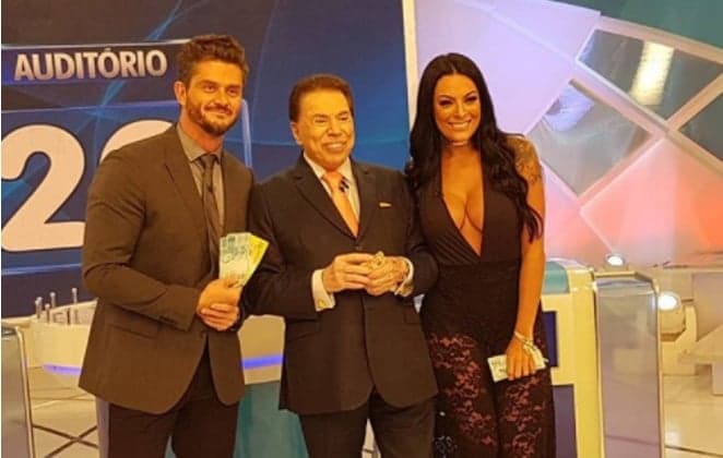 Marcos Harter surpreende, vai para o SBT e tira foto ao lado de Silvio Santos