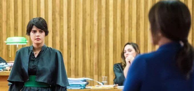 Vivendo Adriana, Julia Dalavia, filha de Duda, explica o motivo pelo qual a personagem não reconheceu a própria mãe