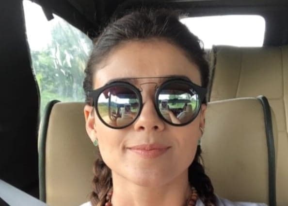 Paula Fernandes passa por cirurgia no olho e revela situação dolorosa