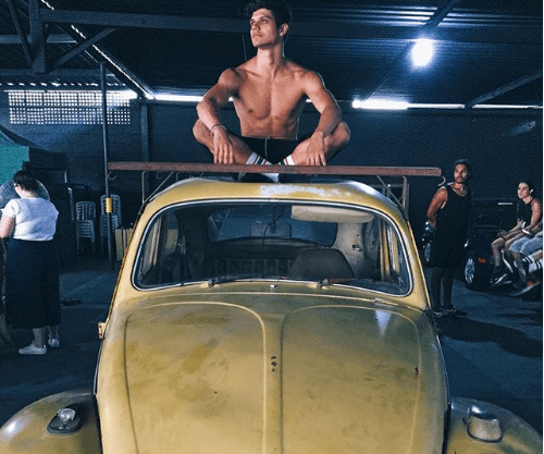 Após mais de 6 meses, vencedor do Dancing Brasil finalmente recebe carro da Record e comemora: 'Não tenho o que reclamar'