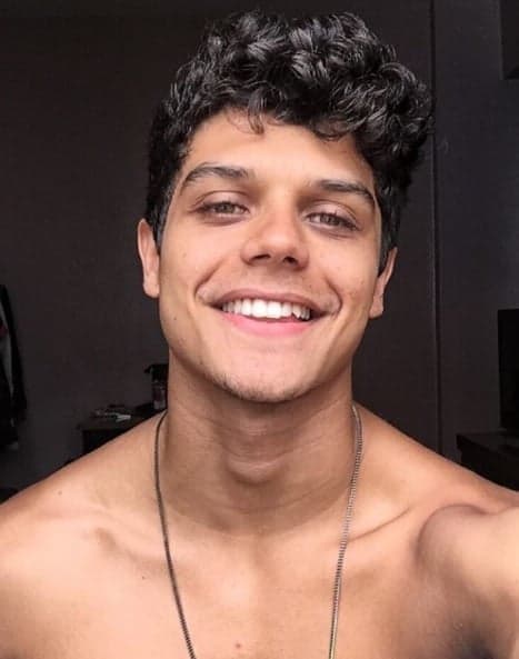 Paulo Victor, bailarino vencedor do Dancing Brasil, vira o "pegador" do reality show
