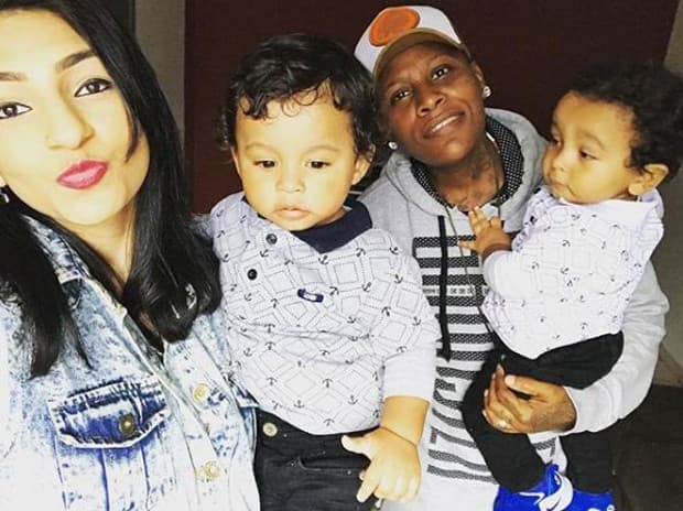Pepê, da dupla com Neném, posa com a esposa e a filha "Meus tesouros"