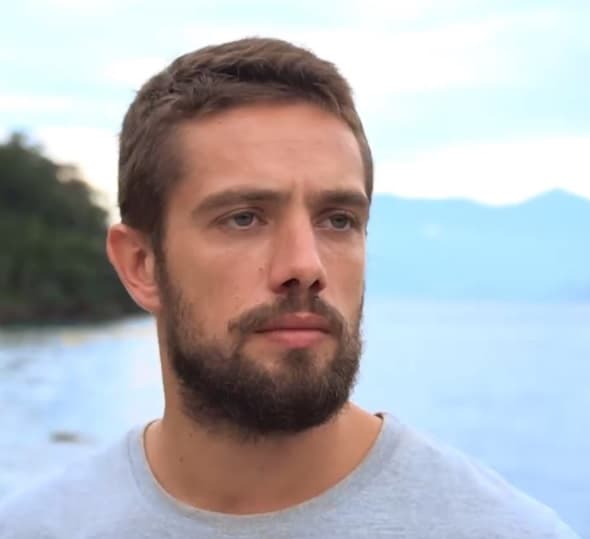 Rafael Cardoso, da Globo, é flagrado de sunga e surpreende