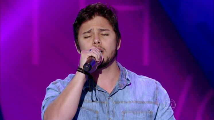 Vencedor do "The Voice", Renato Vianna surpreende ao aparecer com barriga sarada