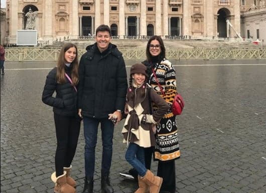 Em viagem internacional, Rodrigo Faro posta foto sem uma das filhas e gera curiosidade: "Cadê a Helena?"