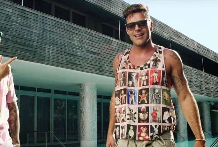 Ricky Martin é clicado sem roupa em Vegas e tamanho do bumbum impressiona