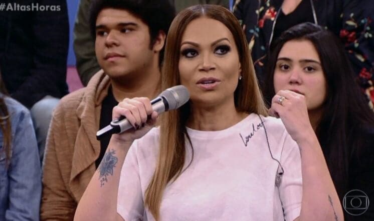 Solange Almeida é criticada por usar meia e surpreende com desabafo em rede social