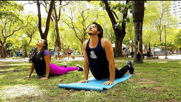 Namorado de Fátima Bernardes publica foto fazendo Yoga e dá 10 dicas para cuidar de si mesmo; confira