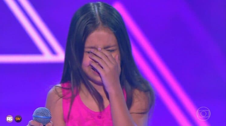 Menina chora após atitude de técnicos do The Voice Kids e bomba na internet