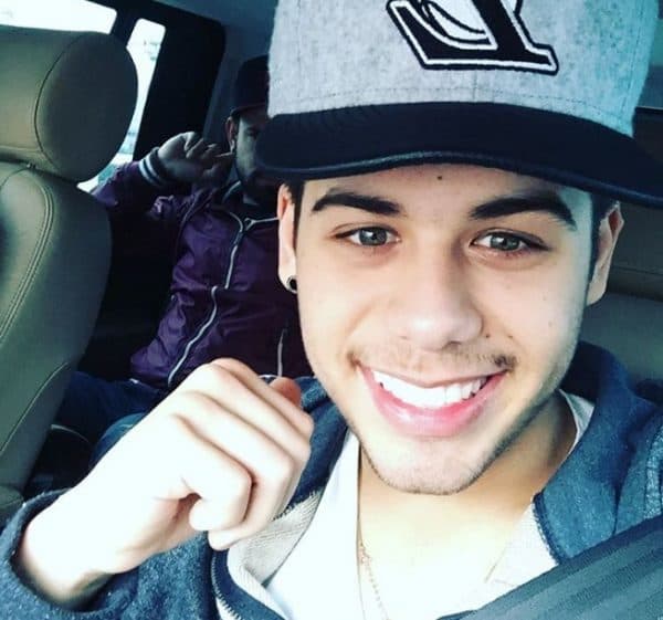 Zé Felipe, filho do cantor Leonardo, posa em cliques sensuais