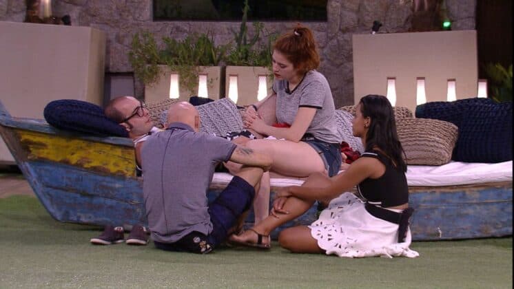 No BBB18, Mahmoud chora e desabafa após indicação ao Paredão: 'Não consigo fingir amizade'