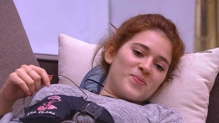 BBB18: Ana Clara se recusa a acordar e acaba levando bronca de Ayrton