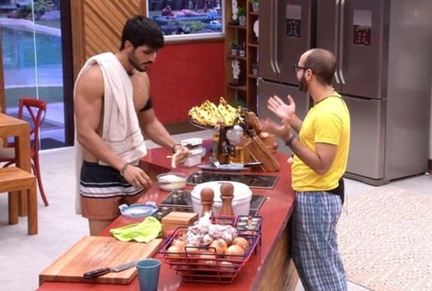 Participante perde a vergonha e resolve tomar banho pelado no BBB18