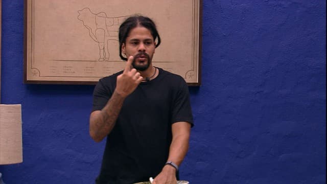 BBB18: Com carnaval improvisado, Viegas recusa a se vestir de mulher e é questionado