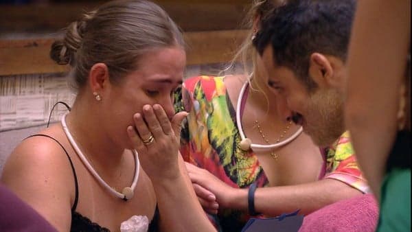 BBB18: Patrícia se emociona e cai no choro ao receber mensagem