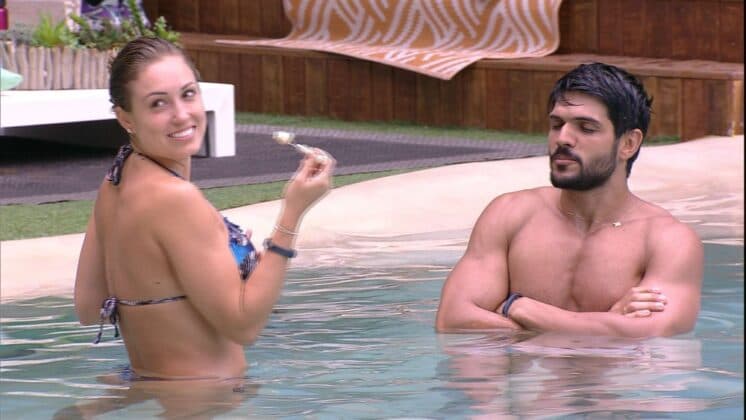 Mesmo com noiva aqui fora, Lucas é provocado por Jessica e ganha doce na boca no BBB18