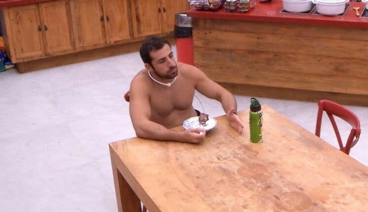 Kaysar "imita" Kleber Bambam e conversa com garrafa no BBB18
