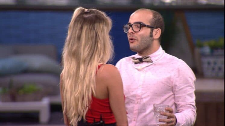 Após briga feia no BBB18, Jaqueline e Mahmound fazem as pazes no jardim