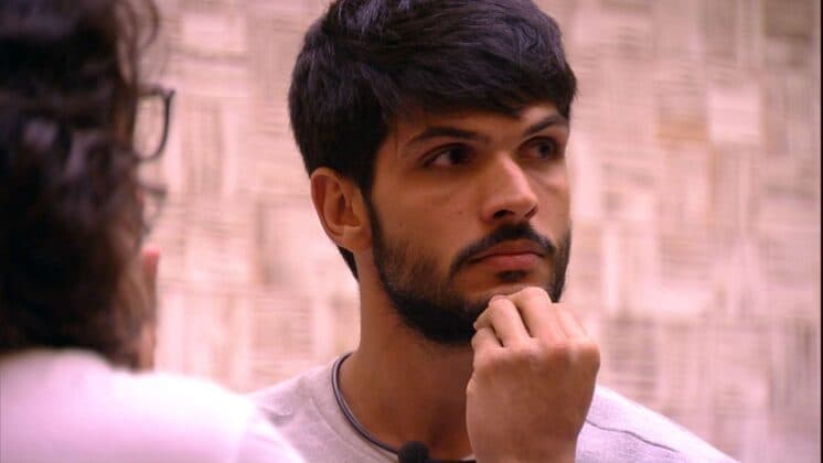BBB18: Lucas se descuida e mostra demais enquanto troca de roupa
