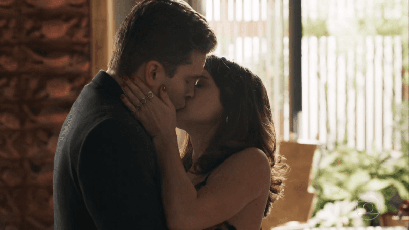 Patrick (Thiago Fragoso) e Clara (Bianca Bin) em cena de O Outro Lado do Paraíso (Foto: Reprodução/Globo) Patrick (Thiago Fragoso) e Clara (Bianca Bin) em cena de O Outro Lado do Paraíso (Foto: Reprodução/Globo)