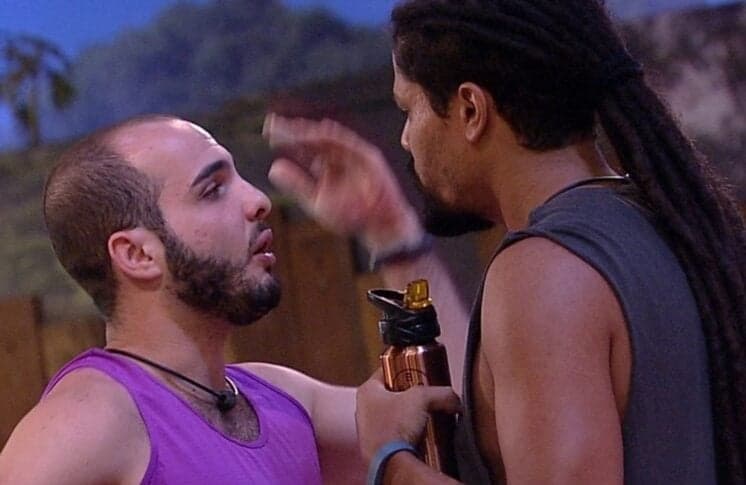 Viegas flagra Mahmoud prejudicando os colegas e o assusta no BBB18