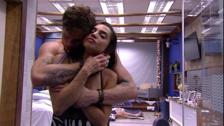 BBB18: Após dar selinho, Paula nega beijo em Breno