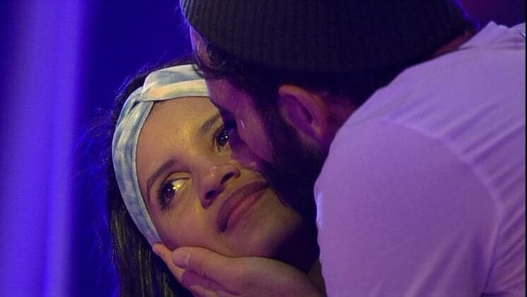 Wagner e Gleici têm noite quente debaixo do edredom no BBB18