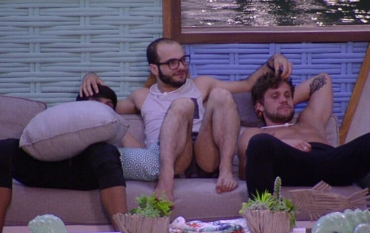 Mahmoud beija Lucas e Breno na boca e deixa público do BBB18 em choque