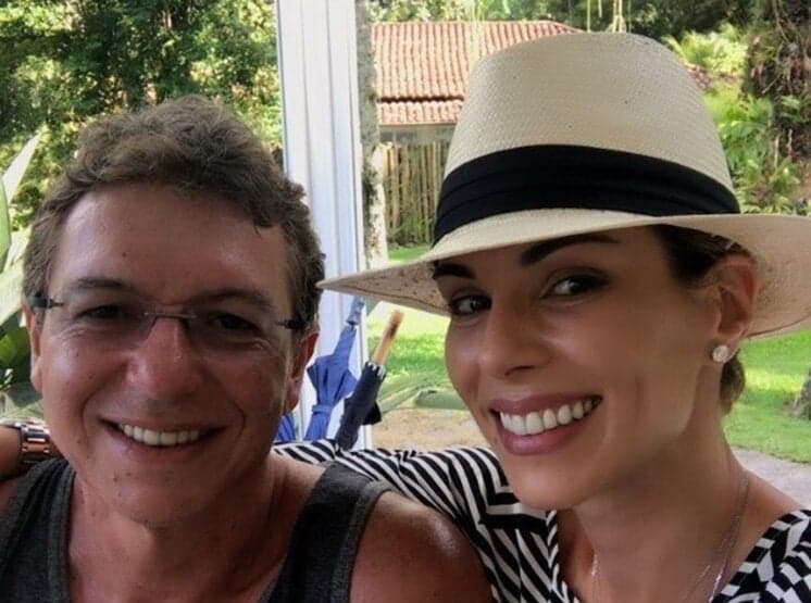 Lutando contra câncer, Ana Furtado ganha beijo de Boninho e se declara