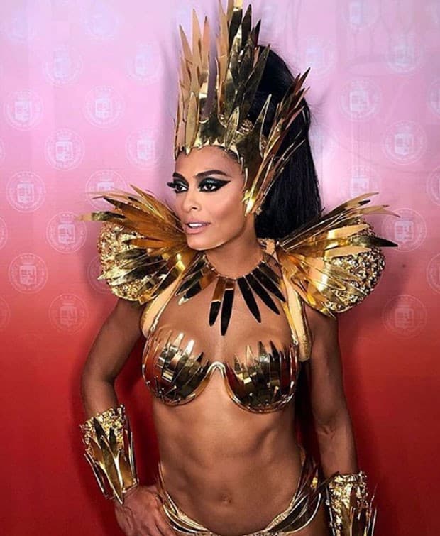 Após 10 anos, Juliana Paes volta à Sapucai e é destaque com fantasia