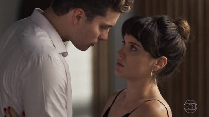 O Outro Lado do Paraíso: Arrependida, Clara tenta segurar Patrick
