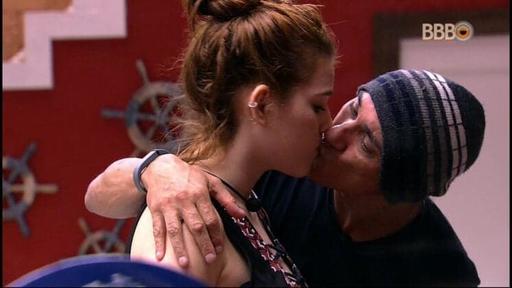 BBB18: Ayrton reclama e cobra carinho da filha Ana Clara