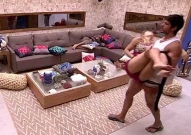 Ao passar mal, Jéssica defecou em plena cozinha da casa do BBB18