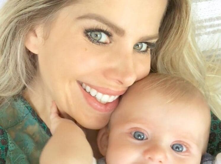 Filho de Karina Bacchi é "flagrado" com ração de cachorro