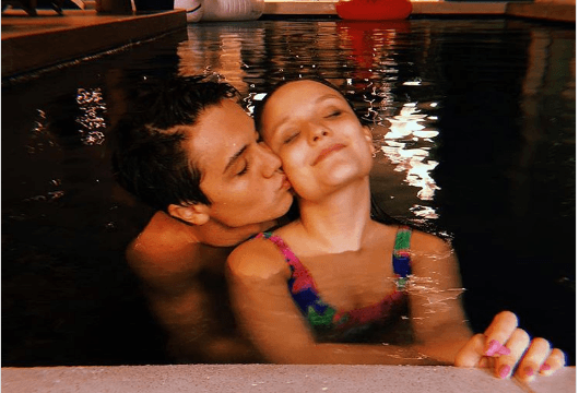Com o namorado na piscina, Larissa Manoela manda recado para os haters