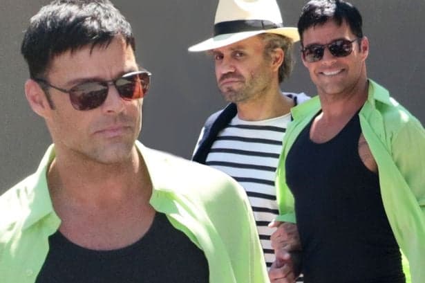 Ricky Martin aparece em cena quente com ator e mostra tudo