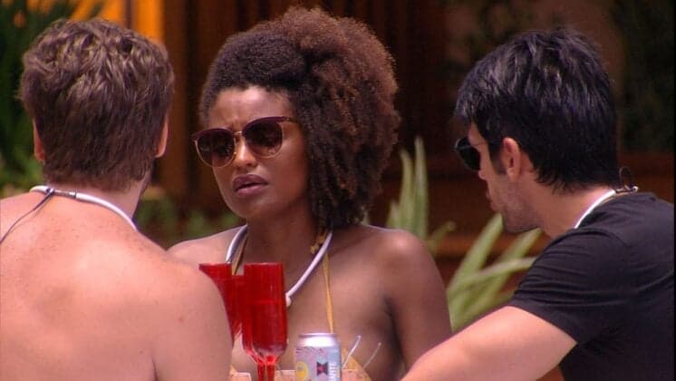 BBB18: Nayara discute com Lucas em pool party