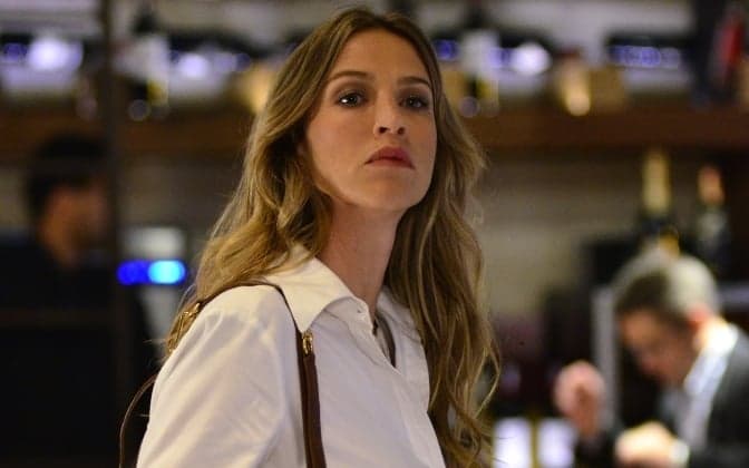 Luana Piovani radicaliza visual e aparece com o cabelo verde