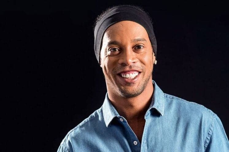 Ronaldinho Gaúcho, com dívida milionária, tem passaporte apreendido e é proibido de sair do país