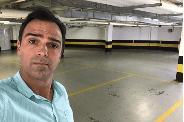Tadeu Schmidt aparece com sua filha de 16 anos e faz diversos elogios à garota