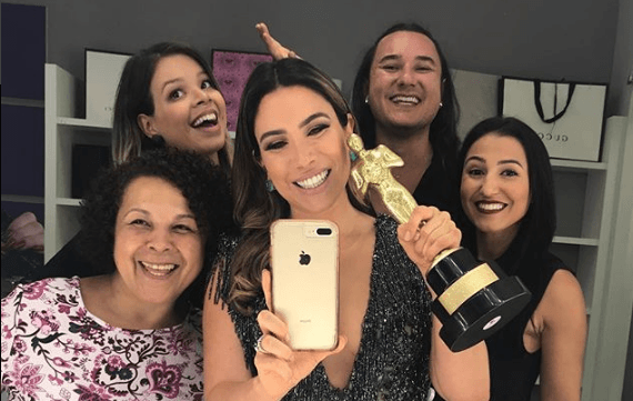 Mais uma vez, Patricia Abravanel ganha o Troféu Imprensa e comemora